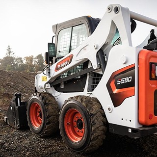 BOBCAT S590 PLUSZ – Kompakt rakodógép